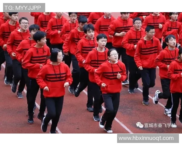 刘星与足球明星亲密合影展现青春活力与运动激情的瞬间